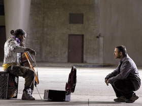 A homeless, Julliard-trained musician (Jamie Foxx) is befriended by a journalist (Robert Downey Jr) in The Soloist