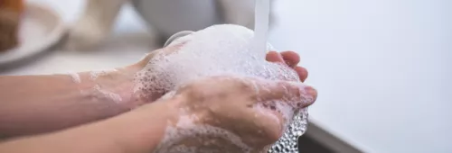 Person washing his hands