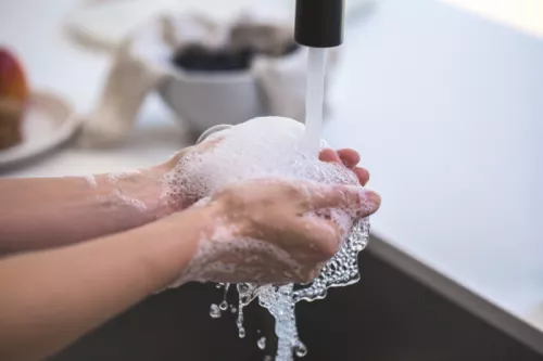 Person washing his hands