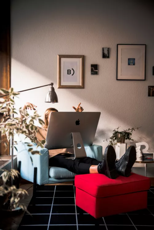 Women with iMac on lap