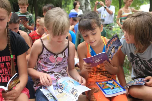 Ukraine Kids Interested In The King